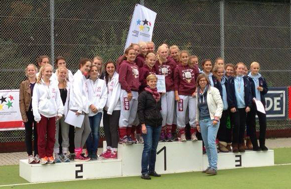 Siegerpodest: Pokal und Medaillen wurden von Natascha 